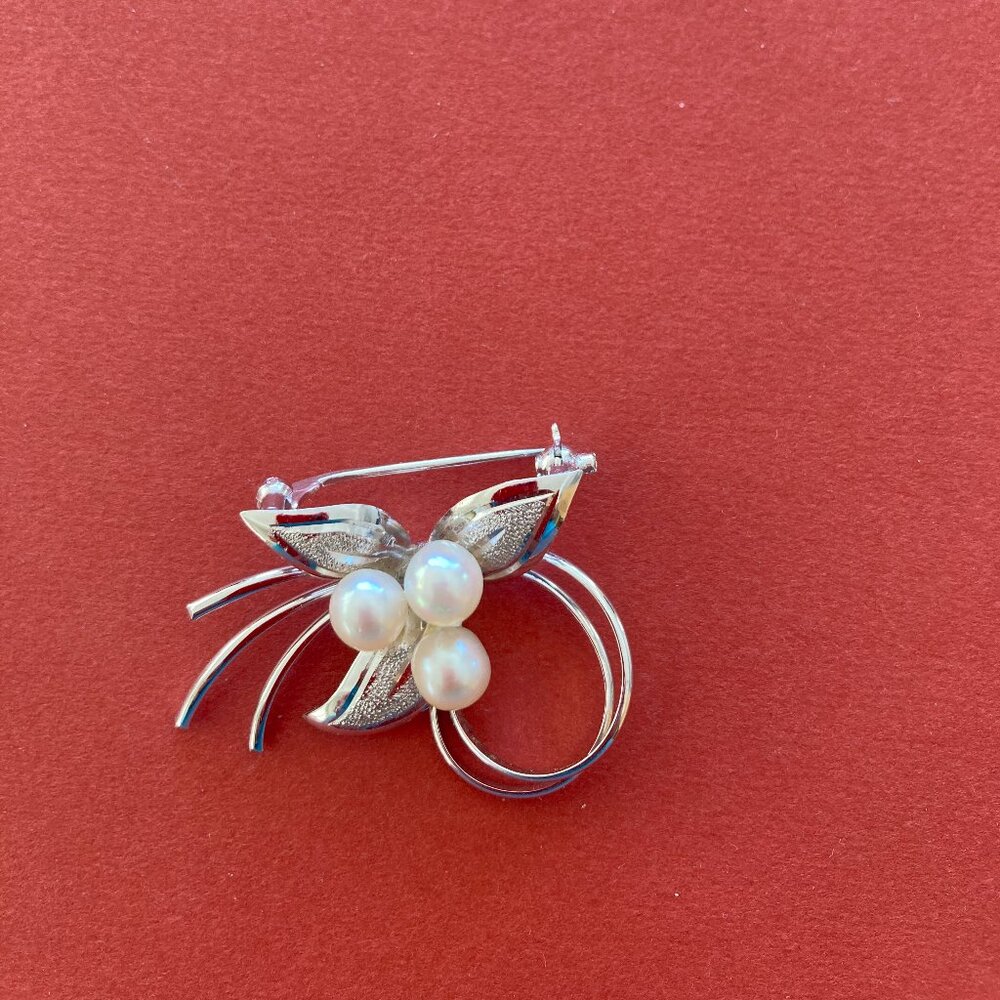 Silver brooch with 3 cultured pearls.